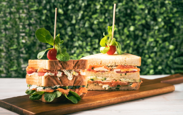 Sándwich de salmón ahumado, pepino y salsa tártara