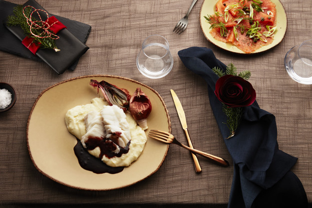 Carpaccio av kallrökt lax med vårlök och citron 
