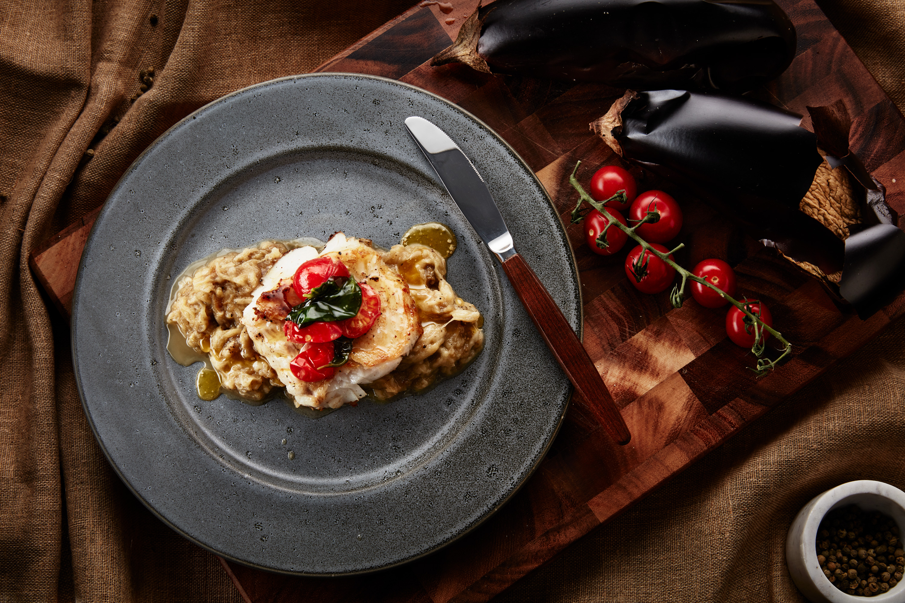 Stekt skrei med basilikasmör och tomater