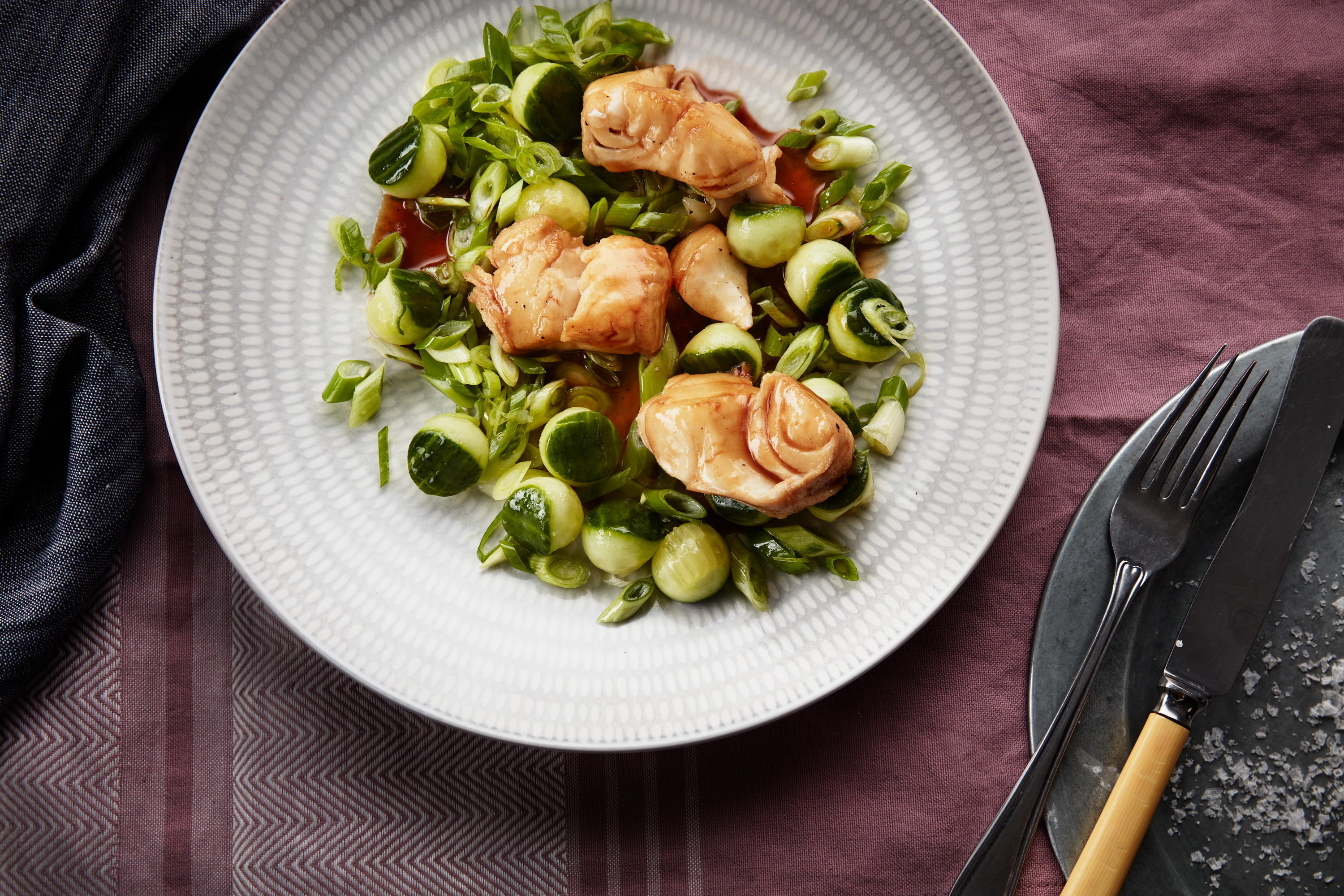 Stekt skrei med vårlök och gurka