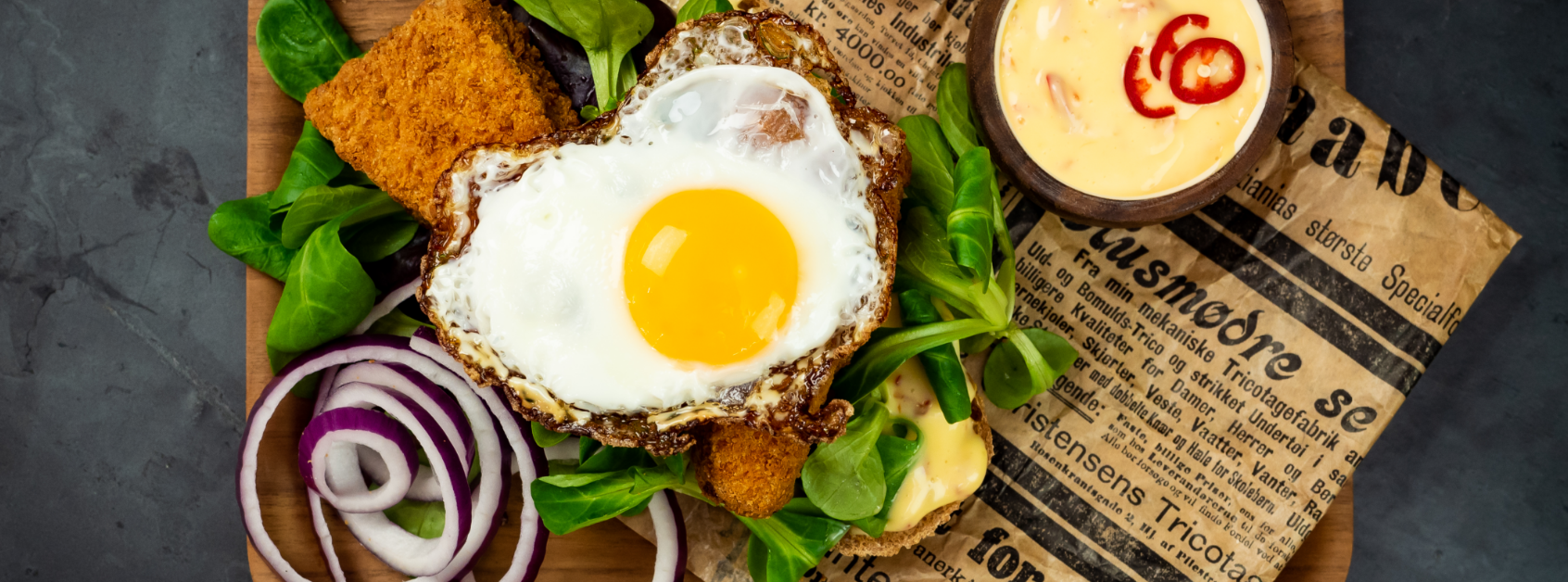 Panert sei med speilegg og chilimajones