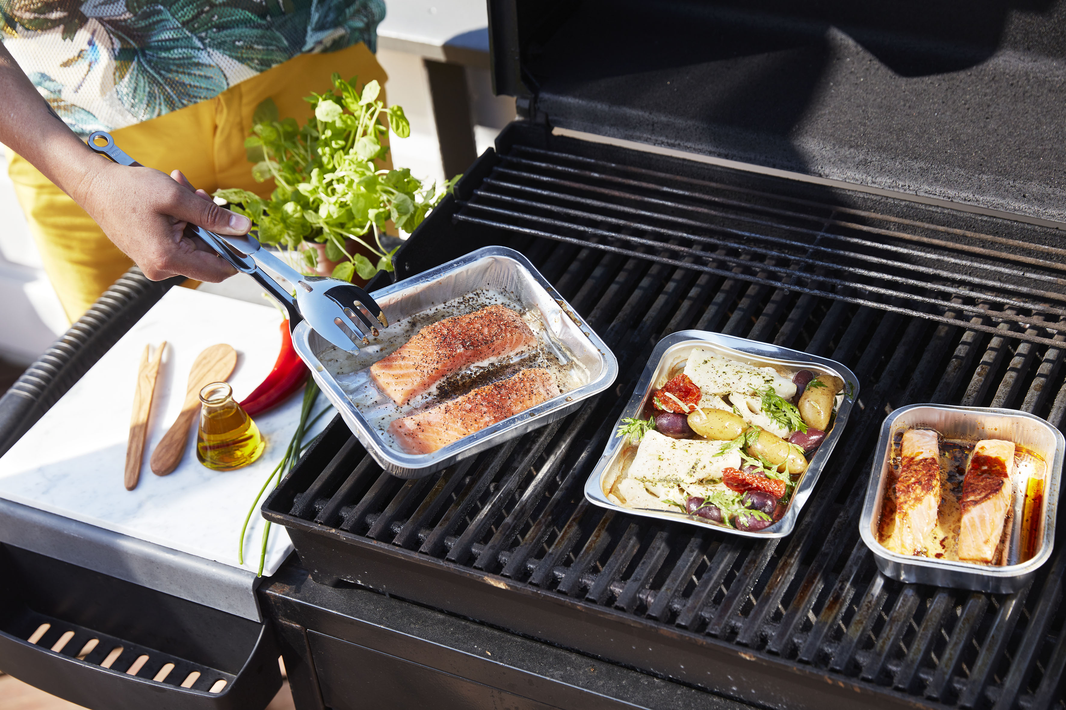 Aluformer med fisk på grillen