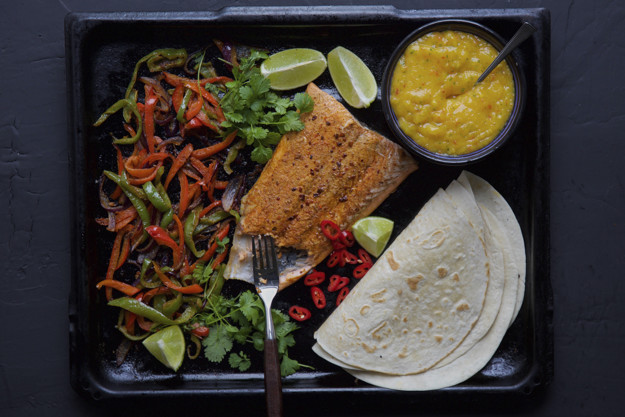 Fajitas med fisk og mango