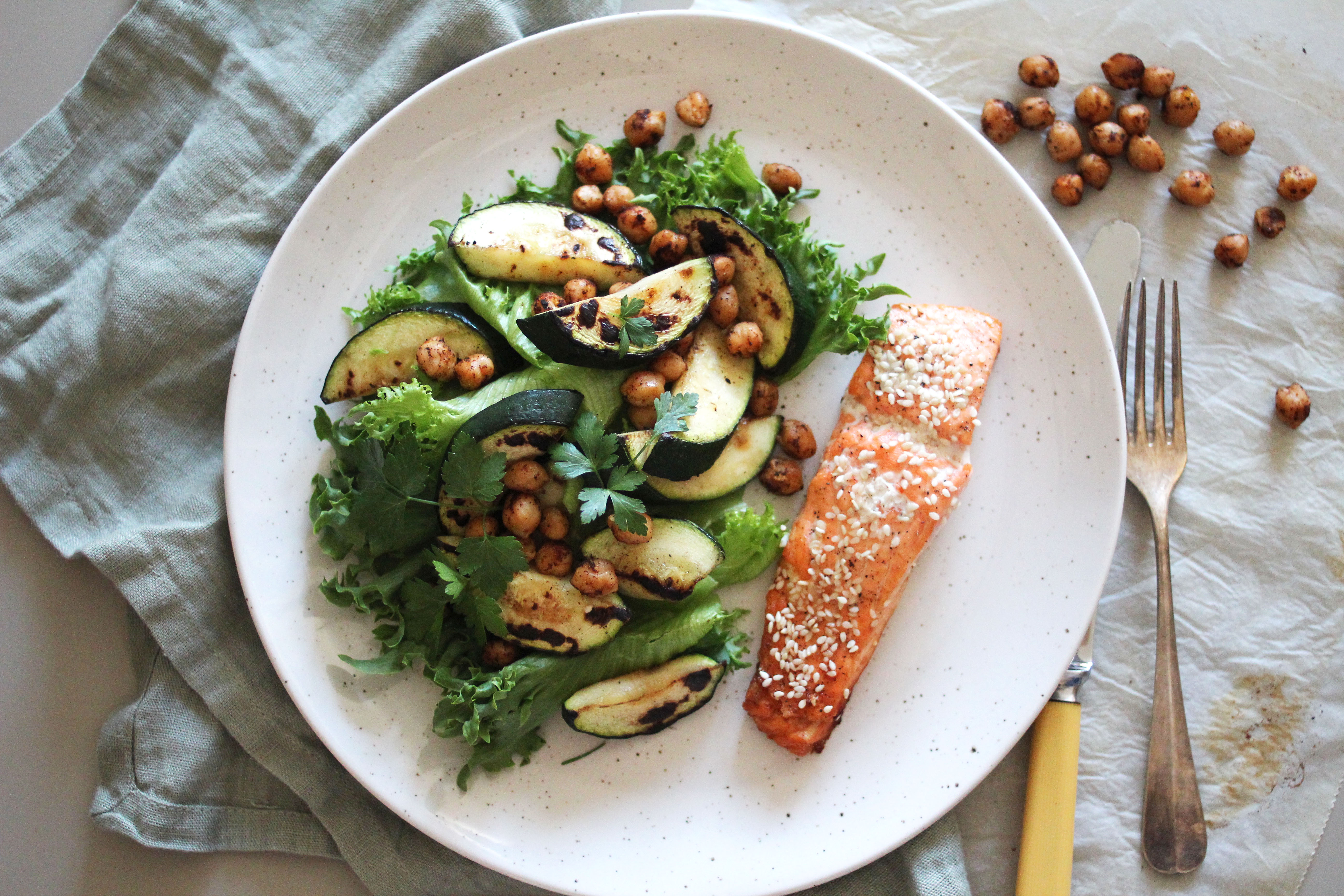 Ovnsbakt laks med grønnsaker og spicy kikerter